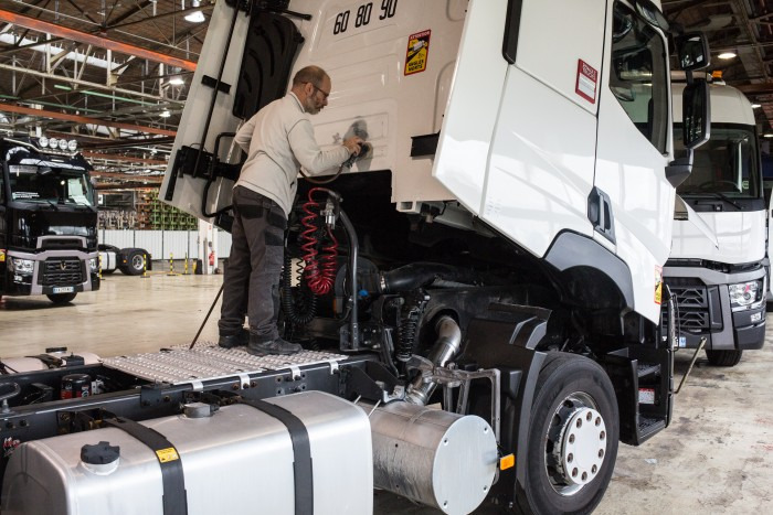 Renault Trucks France - Tractor units - 4x2, gearbox: automatic undefined: picture 10