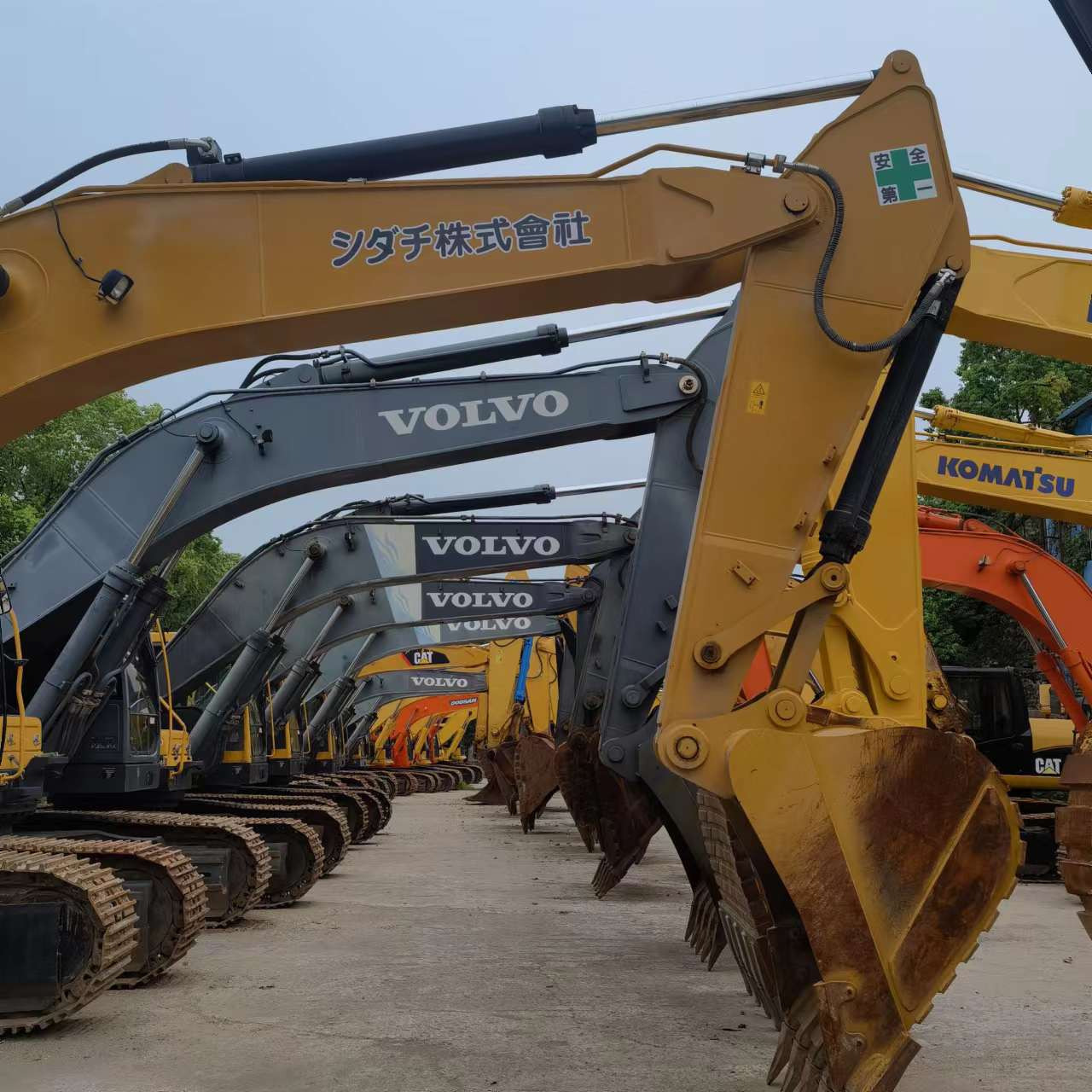 Qingdao Higher Weight Trade Co. LTD - Trucks SINOTRUK - 6x4, Euro 3, air conditioner undefined: picture 7