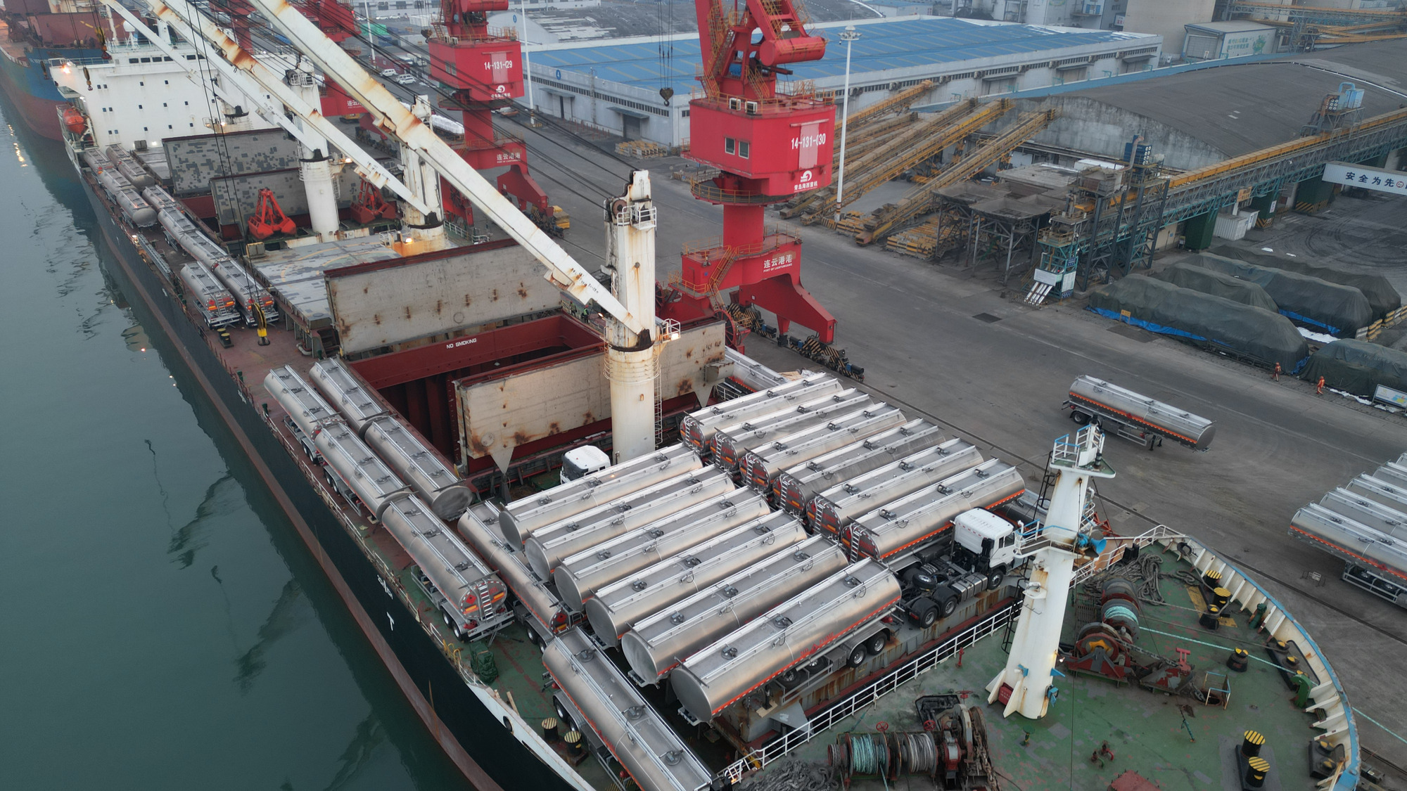 Qingdao Higher Weight Trade Co. LTD - Trucks SINOTRUK - 6x4, Euro 3, air conditioner undefined: picture 2