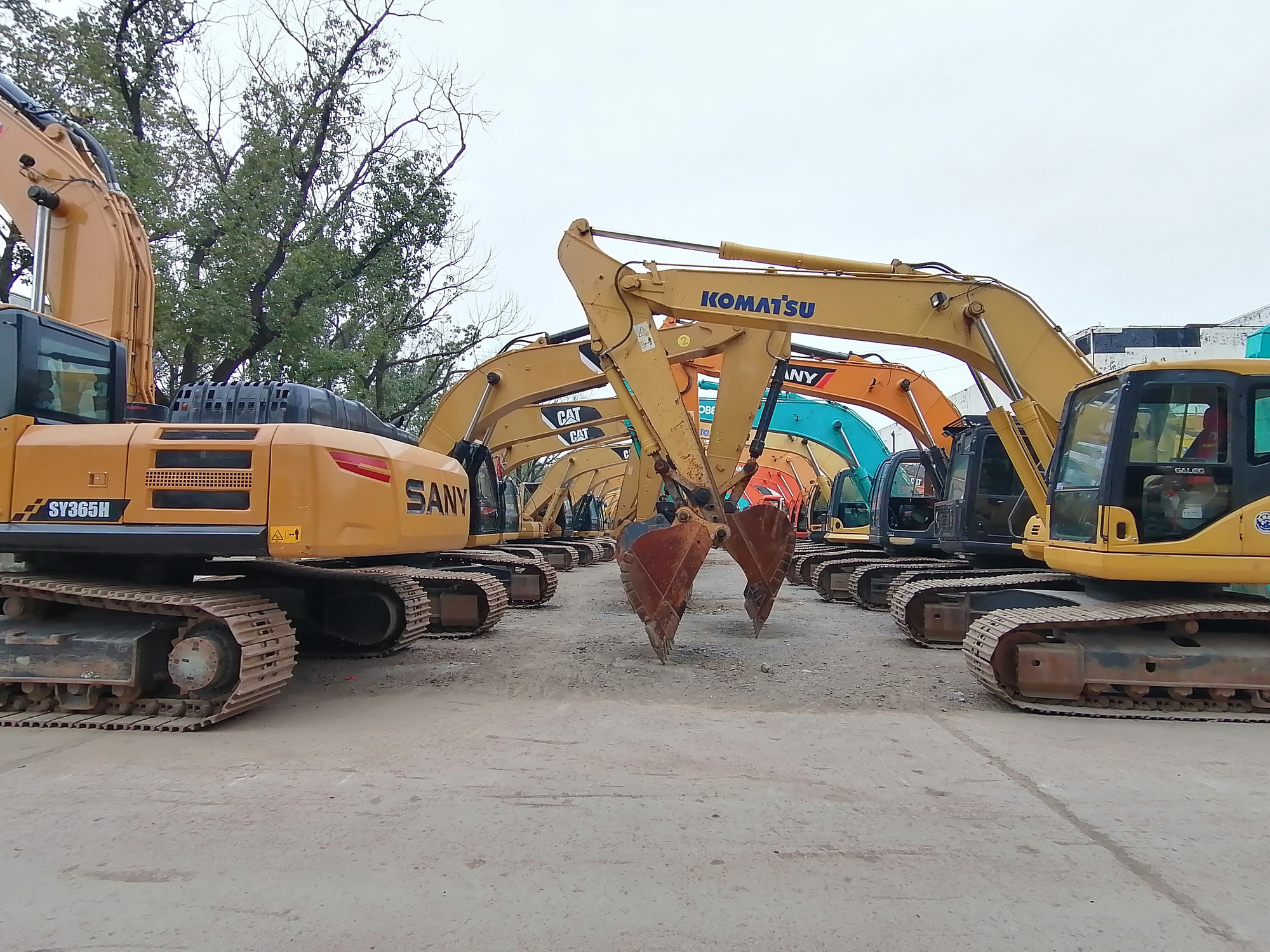 Qingdao Higher Weight Trade Co. LTD - Trucks SINOTRUK - 6x4, Euro 3, air conditioner undefined: picture 6