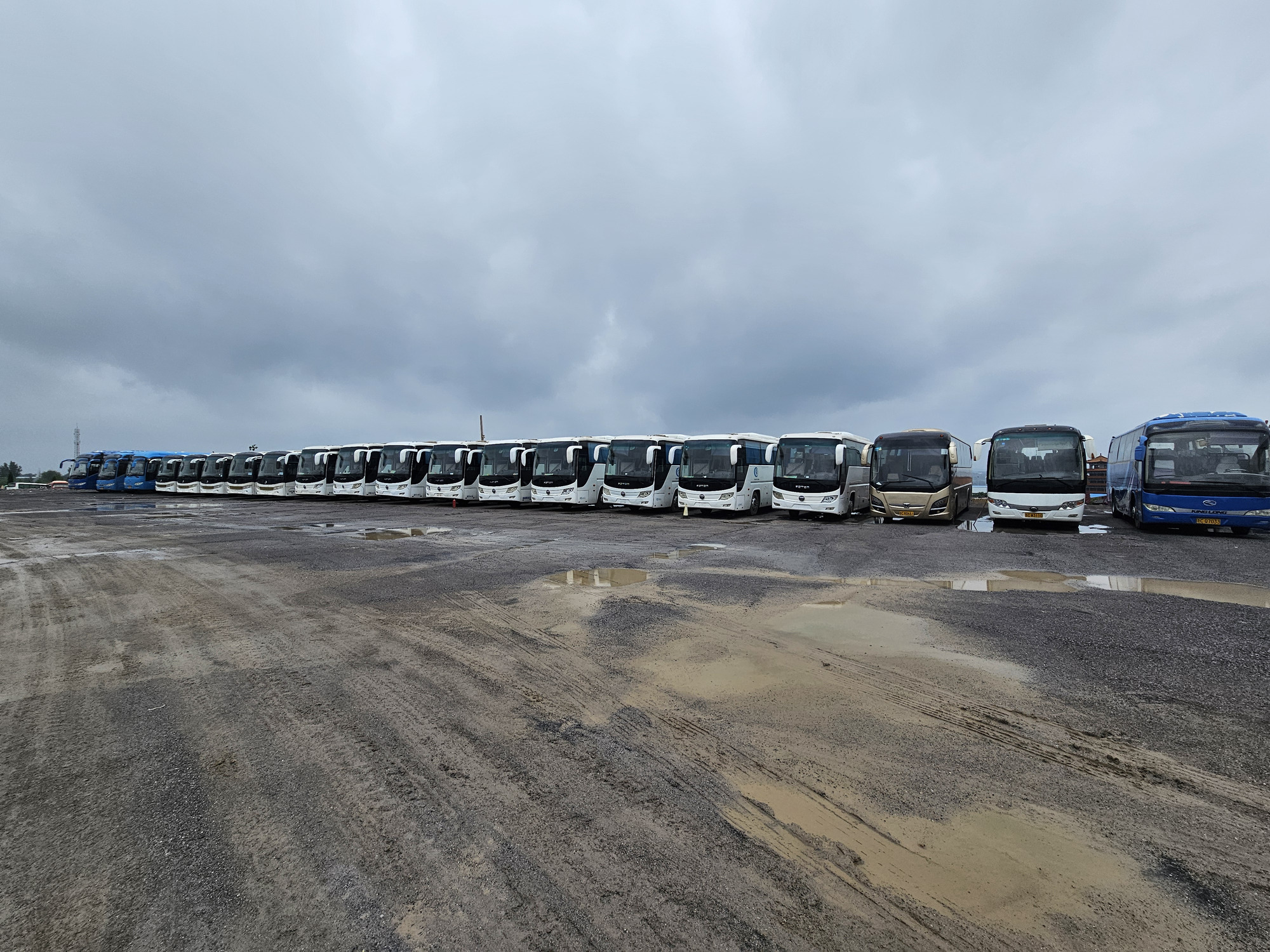 Qingdao Higher Weight Trade Co. LTD - Trucks SINOTRUK - 6x4, Euro 3, air conditioner undefined: picture 5