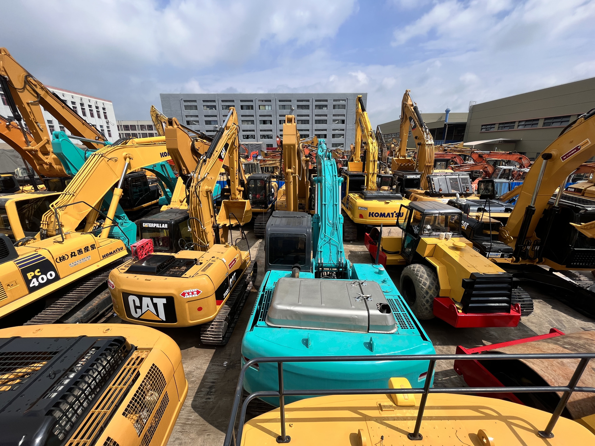 Qingdao Higher Weight Trade Co. LTD - Trucks SINOTRUK - 6x4, Euro 3, air conditioner undefined: picture 3