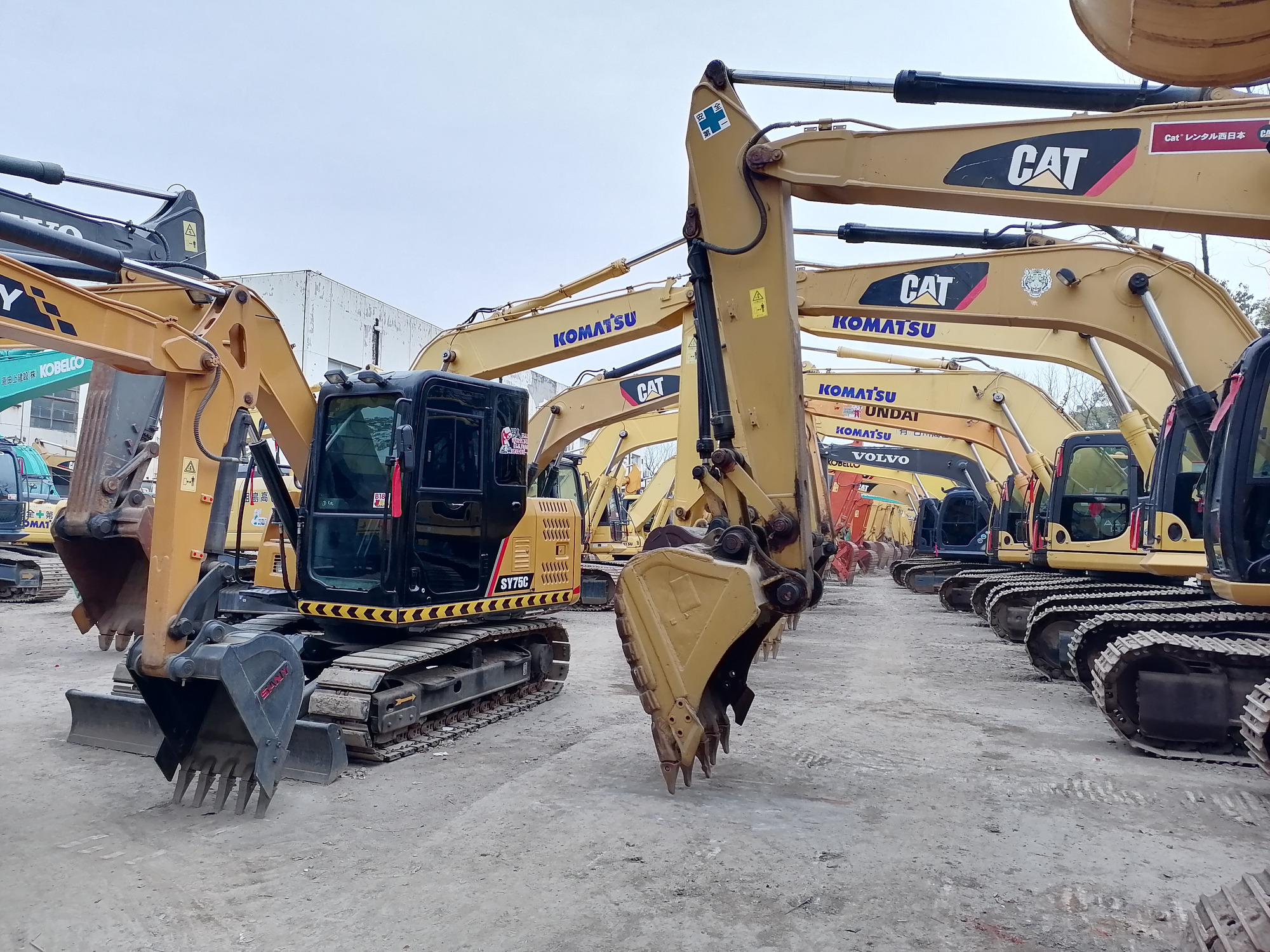 Qingdao Higher Weight Trade Co. LTD - Trucks SINOTRUK - 6x4, Euro 3, air conditioner undefined: picture 8