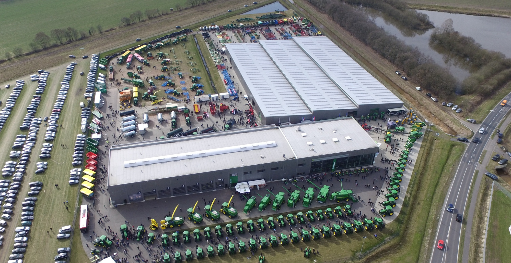 LVD Bernard KRONE GmbH - Agricultural machinery FENDT 724 Vario - Year: 2017 undefined: picture 2