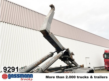 Hook lift truck