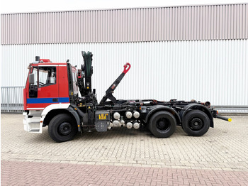 Hook lift truck