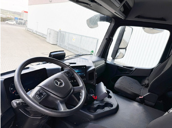 Interior photo 1: Hook lift truck Mercedes-Benz Arocs 1840 L 4x2 Arocs 1840 L 4x2/48, MultimediaCockpit, Navi
