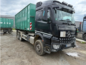 Hook lift truck