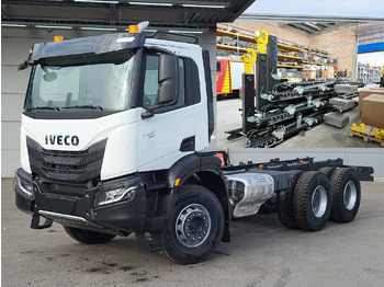 Hook lift truck