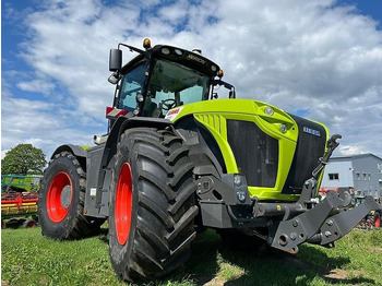 Farm tractor CLAAS Xerion