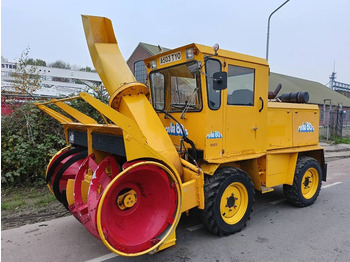 Snow removal vehicle