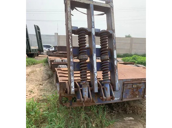 Low loader semi-trailer