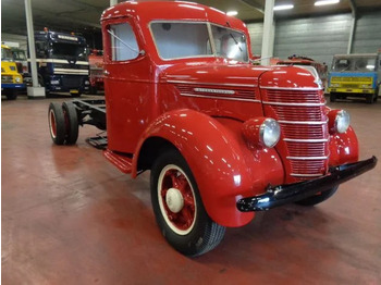 Cab chassis truck International D 30 4 TONNER: picture 2