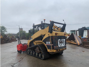 Skid steer loader CAT 257 B: picture 4
