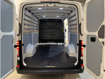 Small van Volkswagen Crafter 30 2.0 TDI L3H2 140 PK Automaat / Euro 6 / Airco / Cruise Control / Camera / CarPlay / 3-Zits / 18.500 KM !!: picture 5