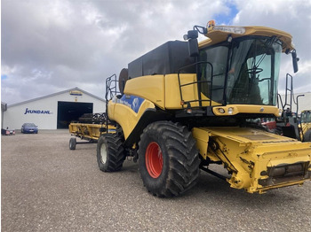 Combine harvester NEW HOLLAND CR980