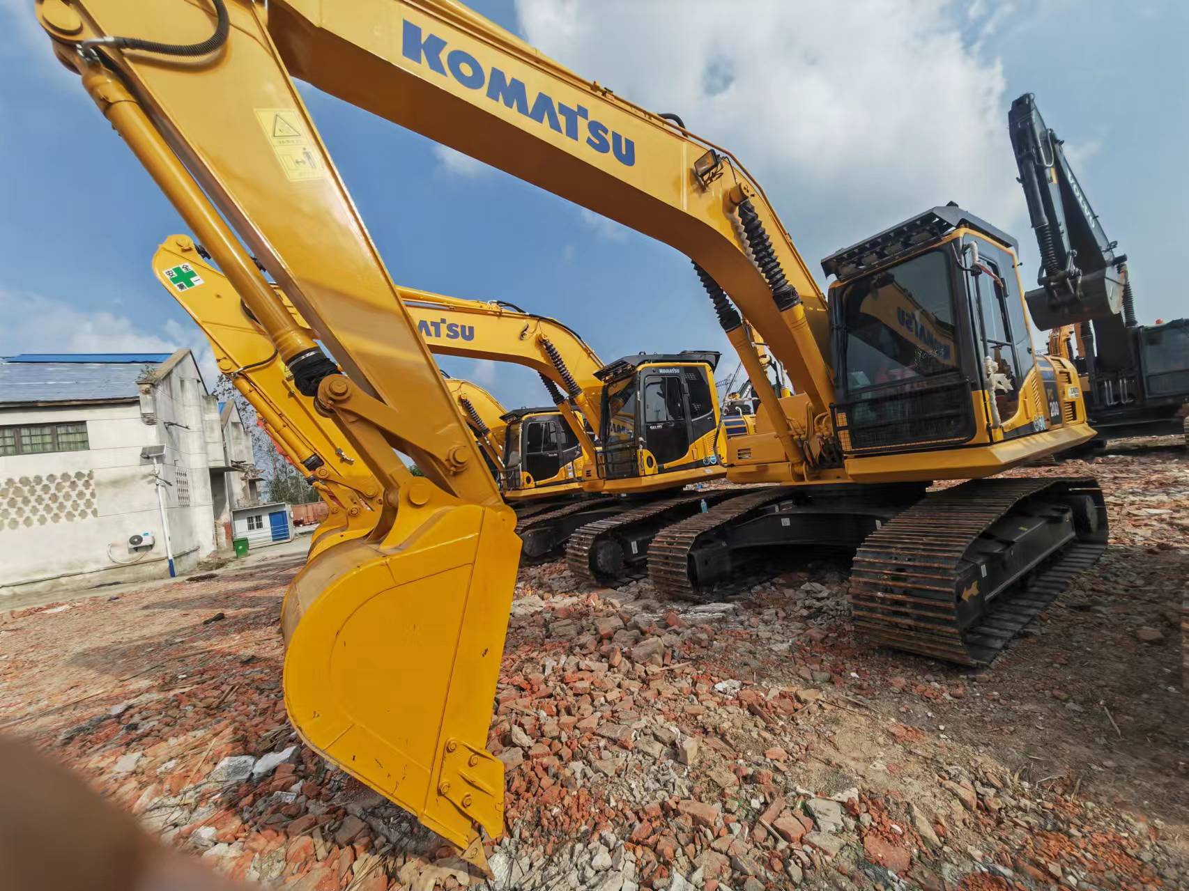 Crawler excavator KOMATSU PC200: picture 3