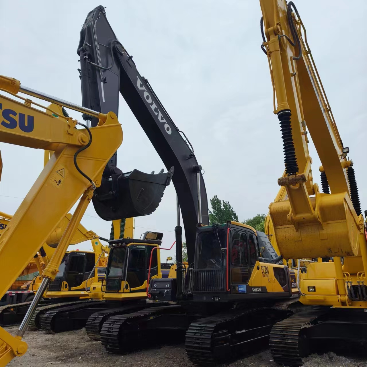 Crawler excavator VOLVO EC300: picture 2