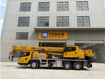 Crane truck