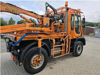 Snow removal vehicle UNIMOG U300