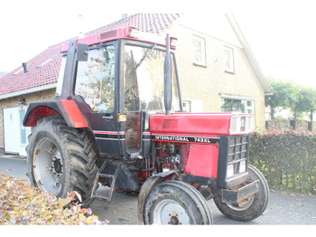 Farm tractor INTERNATIONAL