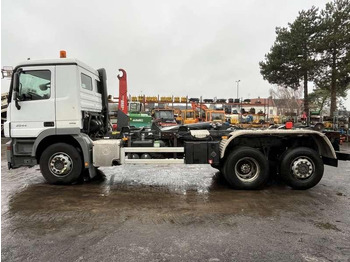 Hook lift truck Mercedes ACTROS 2544: picture 4
