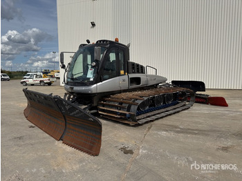 Snow removal vehicle