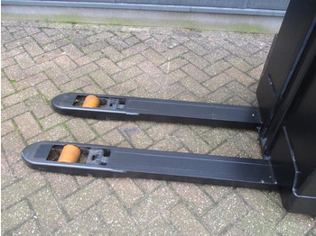 Stacker Toyota SWE 080L: picture 4