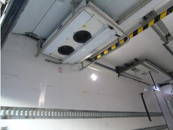 Refrigerator truck Mercedes-Benz Antos 1932 + EURO 6 + CARRIER + LIFT: picture 5