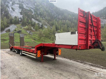 Low loader semi-trailer