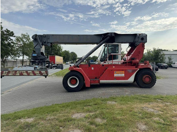 Reach stacker