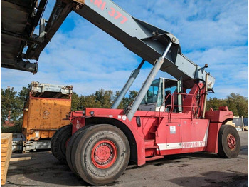 Reach stacker