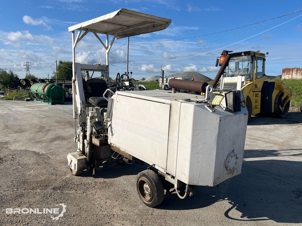 1991 Wirtgen SF500C/4 Asfaldifrees 0,5m - Asphalt distributor: picture 1 1991 Wirtgen SF500C/4 Asfaldifrees 0,5m - Asphalt distributor: picture 1