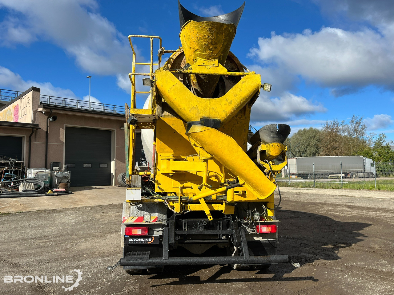 Concrete mixer truck 2004 Volvo FM12 420 8x4 Intermix 10m³: picture 5