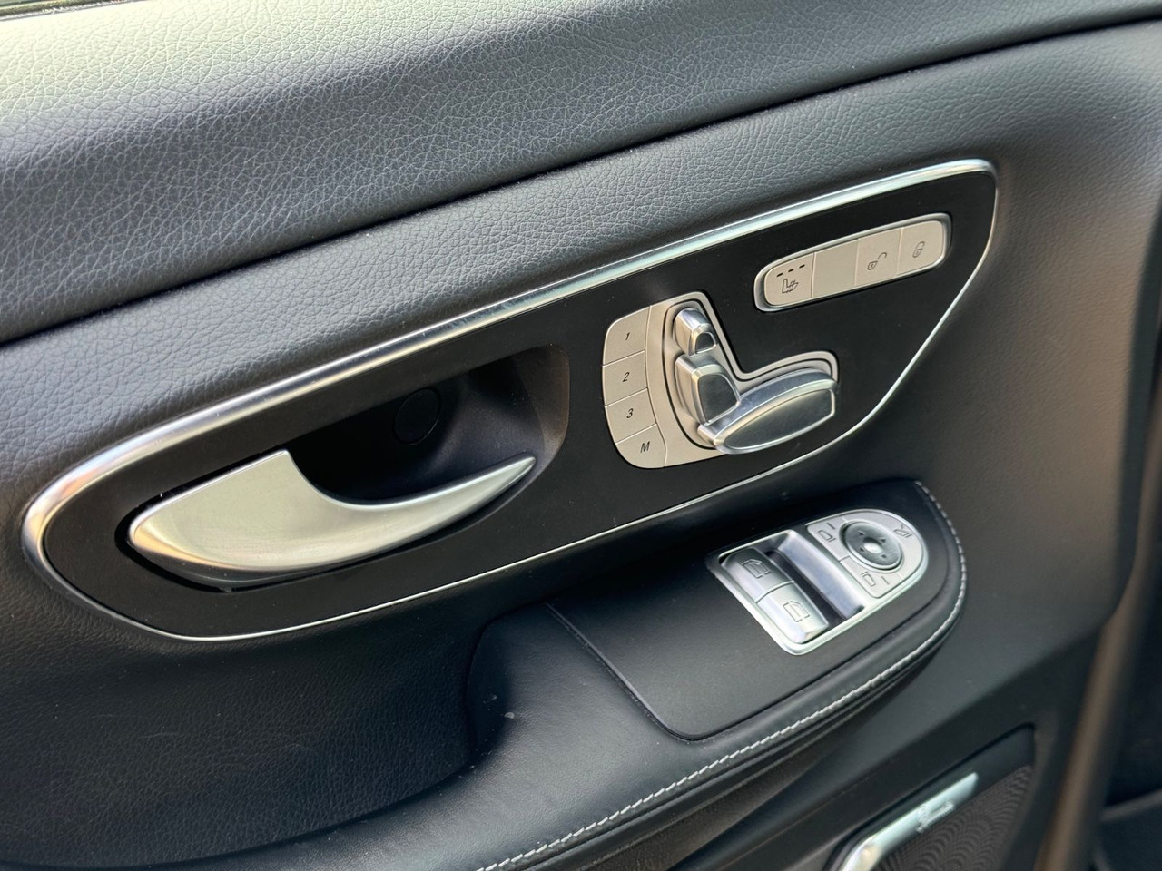 Passenger van Mercedes-Benz V 250 AMG Avantg.Edition 4M Lang Distronic Stand: picture 17