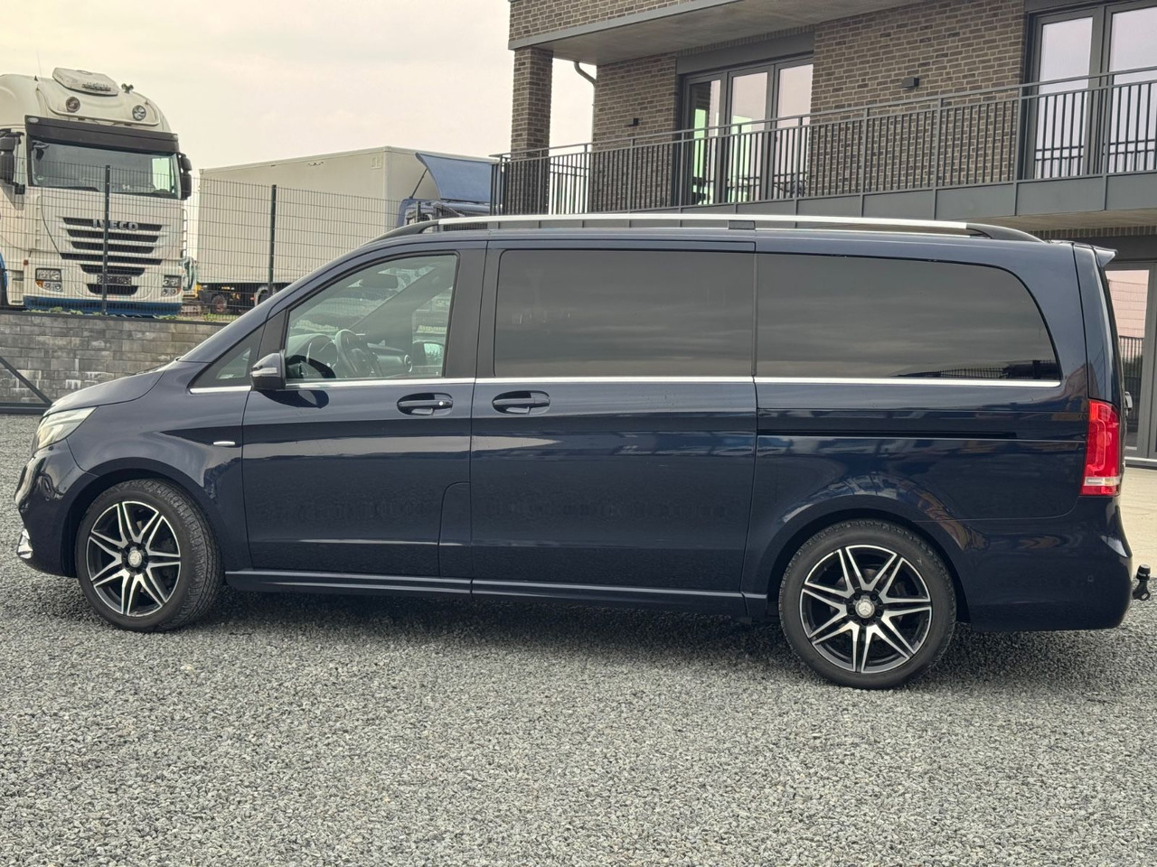 Passenger van Mercedes-Benz V 250 AMG Avantg.Edition 4M Lang Distronic Stand: picture 11