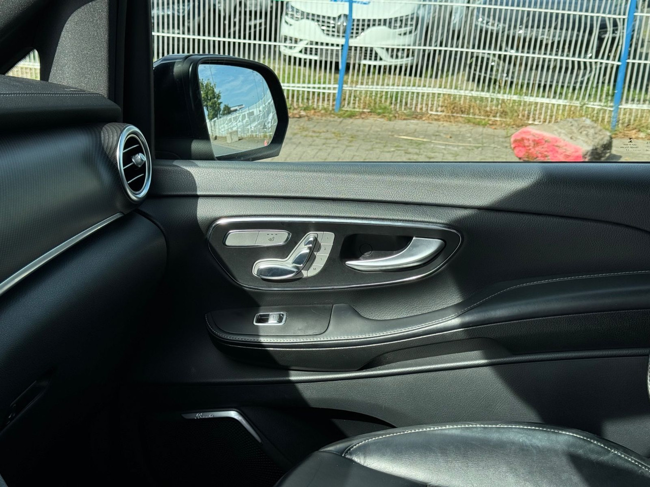 Passenger van Mercedes-Benz V 250 AMG Avantg.Edition 4M Lang Distronic Stand: picture 13