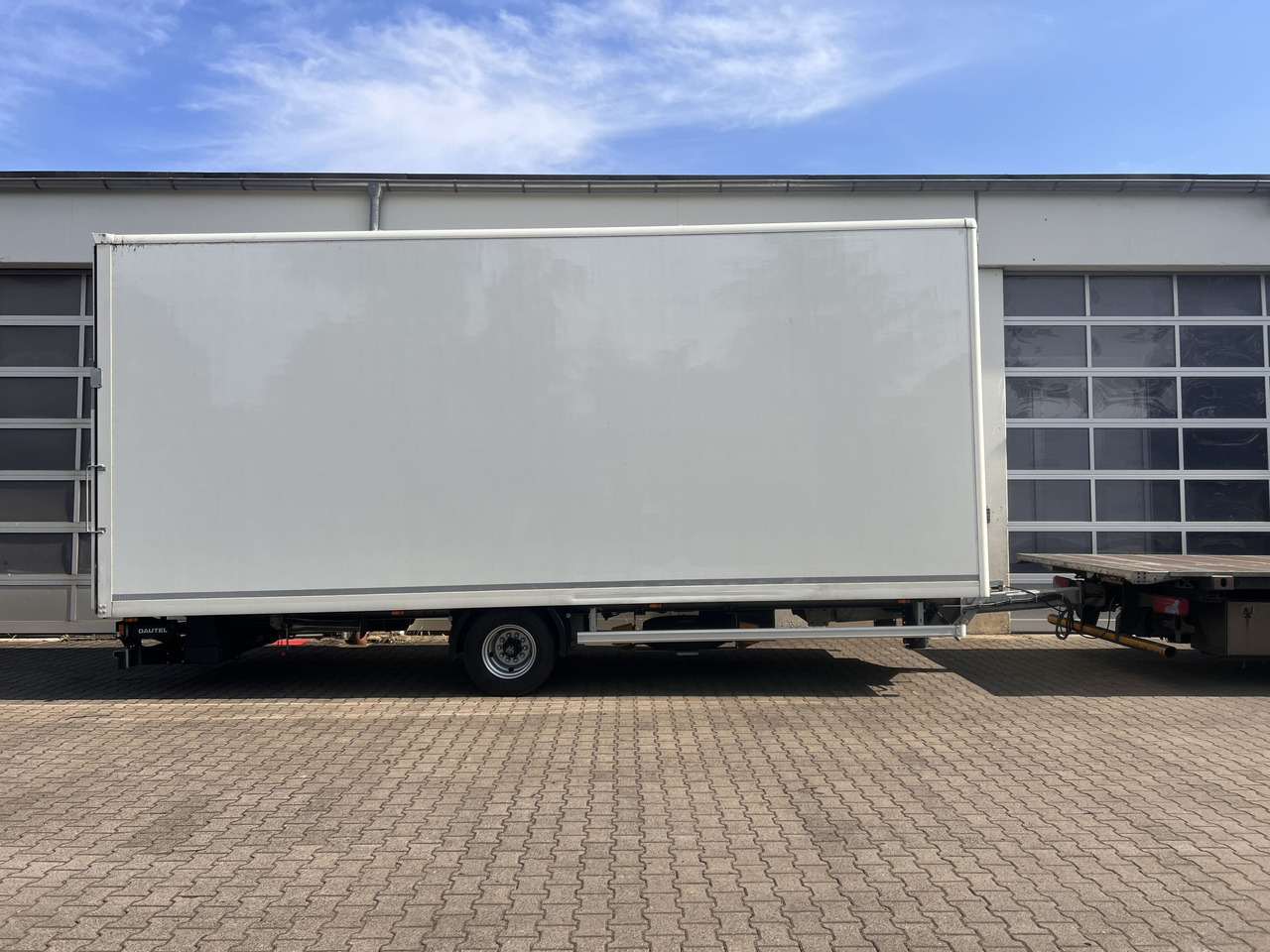 Ackermann Z-KA-F10.5/7,5 1 Achs Kofferanhänger mit Ladebordwand 10,5 t GG - Closed box trailer: picture 4 Ackermann Z-KA-F10.5/7,5 1 Achs Kofferanhänger mit Ladebordwand 10,5 t GG - Closed box trailer: picture 4