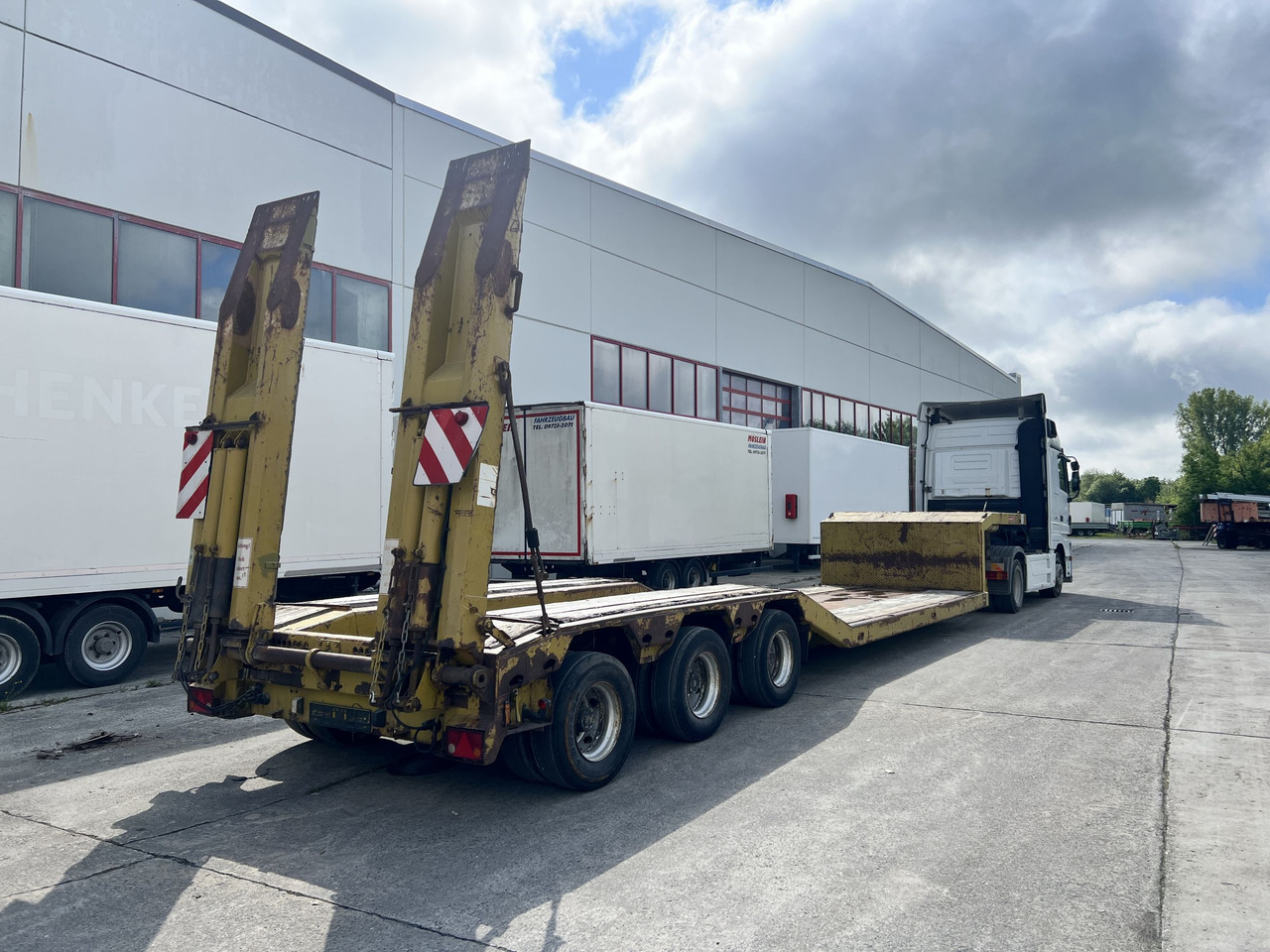 LANGENDORF SATBUE 30/38 3 Achs Tiefbett- Satteltieflader - Low loader semi-trailer: picture 4 LANGENDORF SATBUE 30/38 3 Achs Tiefbett- Satteltieflader - Low loader semi-trailer: picture 4