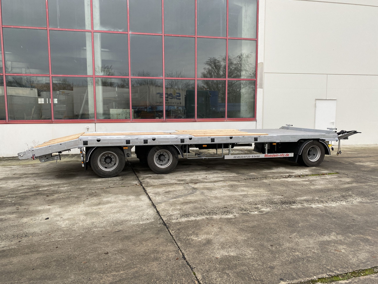 Möslein T 3-P9,2 OR 3 Achs Tieflader gerader Ladefläche 9 m, Neufahrzeug - Low loader trailer: picture 5 Möslein T 3-P9,2 OR 3 Achs Tieflader gerader Ladefläche 9 m, Neufahrzeug - Low loader trailer: picture 5