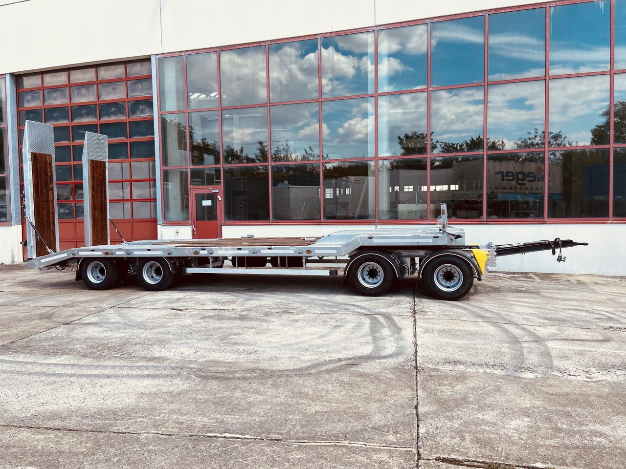 New Low loader trailer for transportation of heavy machinery Möslein T 4 VB F  4 Achs Tieflader- Anhänger, Neufahrzeug: picture 6