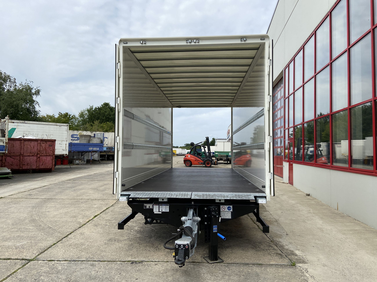Möslein TKO 105 D 7m weiß Tandem- Koffer, Durchladbar, -- Neufahrzeug -- - Closed box trailer: picture 3 Möslein TKO 105 D 7m weiß Tandem- Koffer, Durchladbar, -- Neufahrzeug -- - Closed box trailer: picture 3