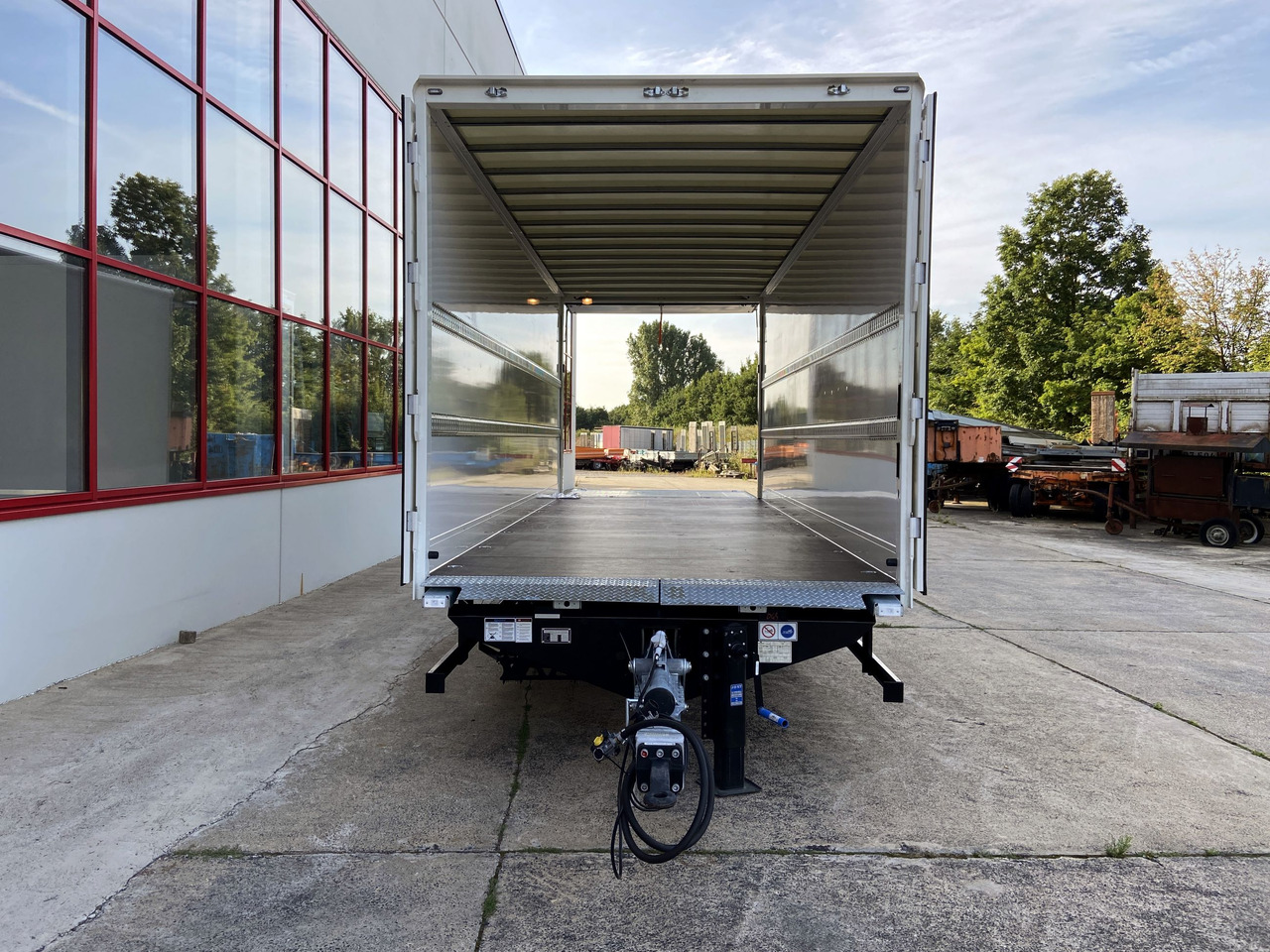 Möslein TKO105 D-L 6 m 10 t GG Tandem Koffer, Ladebordwand+ Durchladbar, 6,20 m - Closed box trailer: picture 3 Möslein TKO105 D-L 6 m 10 t GG Tandem Koffer, Ladebordwand+ Durchladbar, 6,20 m - Closed box trailer: picture 3