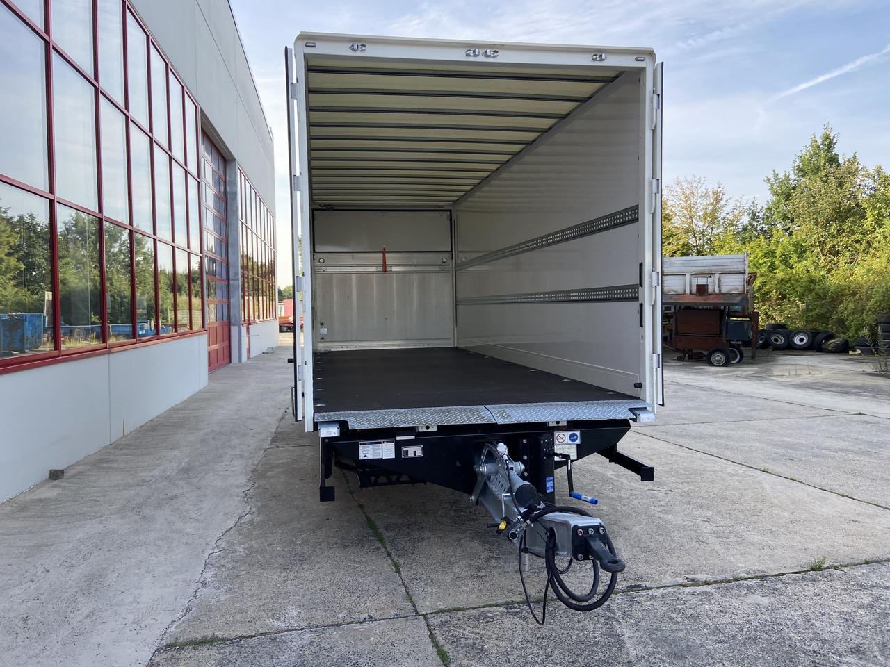 Möslein TKO105 D-L 6 m 10 t GG Tandem Koffer, Ladebordwand+ Durchladbar, 6,20 m - Closed box trailer: picture 4 Möslein TKO105 D-L 6 m 10 t GG Tandem Koffer, Ladebordwand+ Durchladbar, 6,20 m - Closed box trailer: picture 4