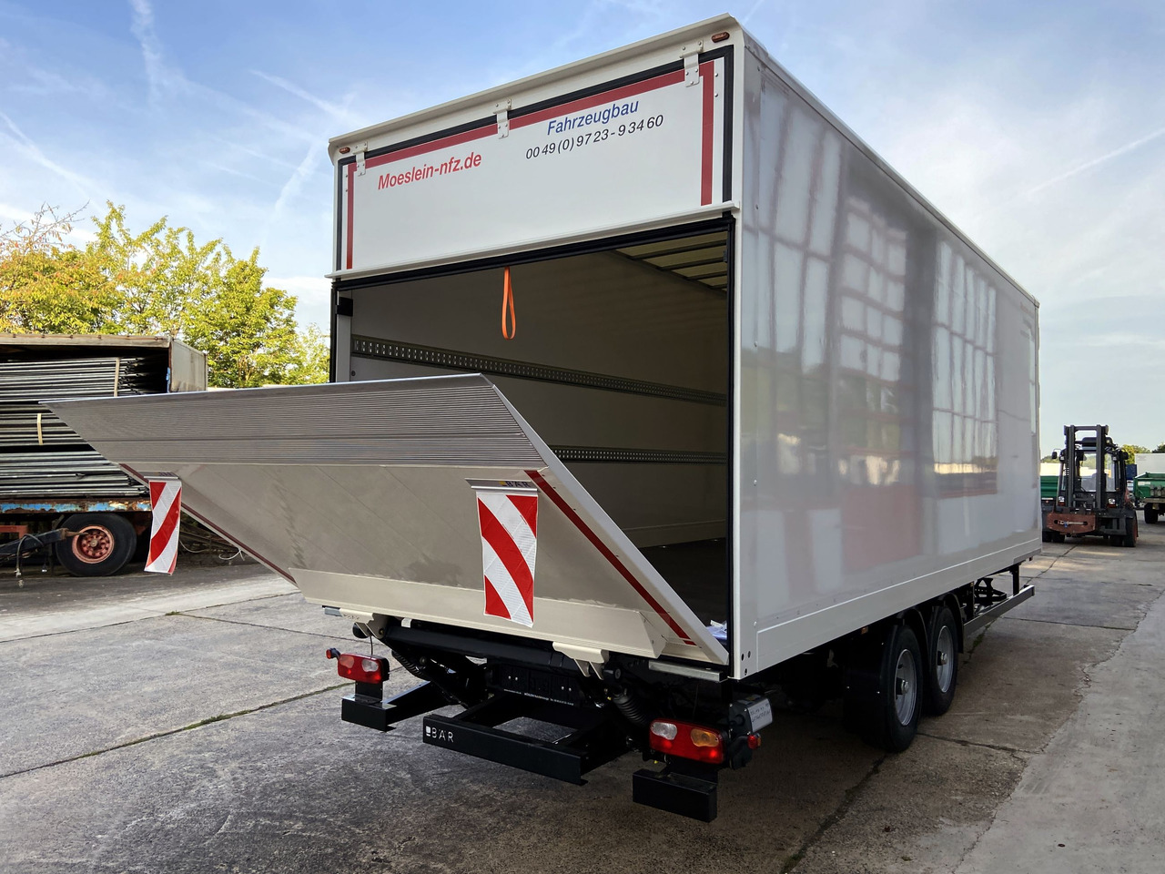 Möslein TKO105 D-L 7 m Tandem Koffer, Ladebordwand 1,5 t + DurchladbarNeufahrzeug -- - Closed box trailer: picture 2 Möslein TKO105 D-L 7 m Tandem Koffer, Ladebordwand 1,5 t + DurchladbarNeufahrzeug -- - Closed box trailer: picture 2