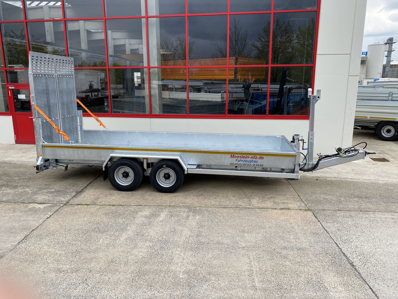 Möslein TT 11-E6x2 hydr. Rampen Tieflader für Fräsen breiten hydraulischen Rampen, Neu - Low loader trailer: picture 1 Möslein TT 11-E6x2 hydr. Rampen Tieflader für Fräsen breiten hydraulischen Rampen, Neu - Low loader trailer: picture 1