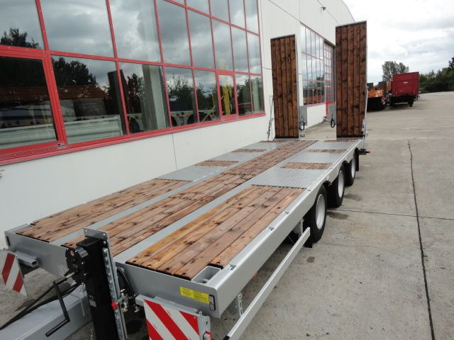 New Low loader trailer for transportation of heavy machinery Möslein TT 31  31 t GG Tridem- Tieflader 3 AchsNeufahrzeug: picture 6