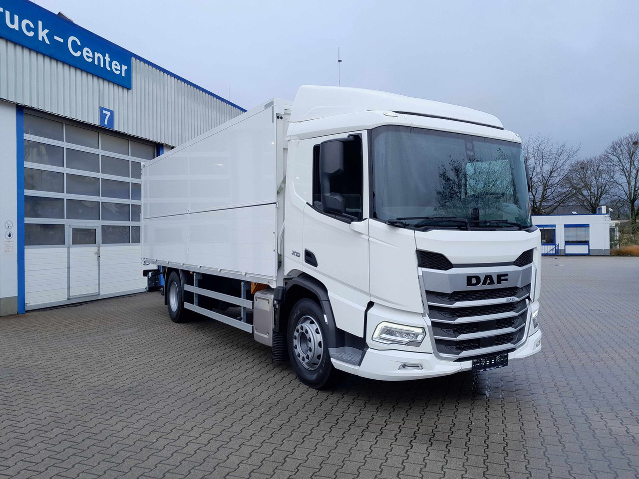 DAF XD 370 Fahrgestell DAF XD 370 Fa Swing-Board-Aufbau - Cab chassis truck: picture 1 DAF XD 370 Fahrgestell DAF XD 370 Fa Swing-Board-Aufbau - Cab chassis truck: picture 1