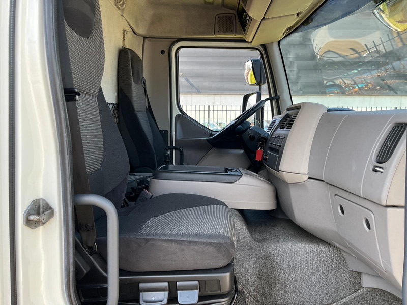 Interior photo 3: Box truck DAF LF 210, 4x2, Euro 6, Airco, Nav