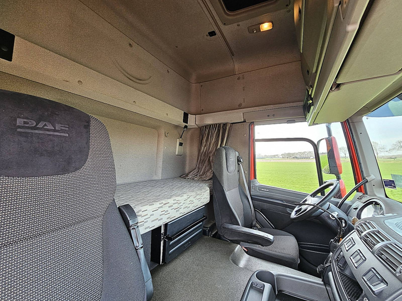Interior photo 3: Curtainsider truck DAF CF 290 19T SPACECAB LIFT